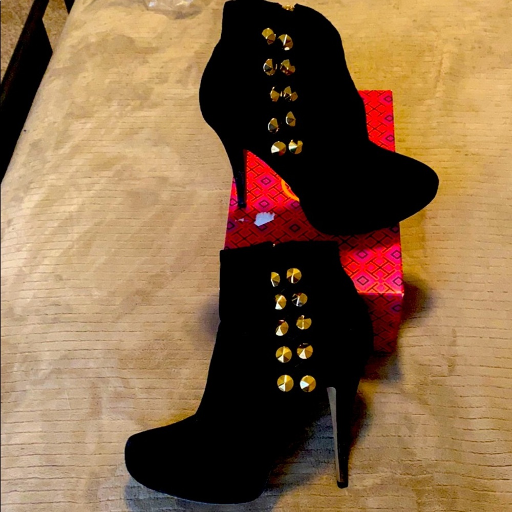 9B Vince Camuto suede booties
